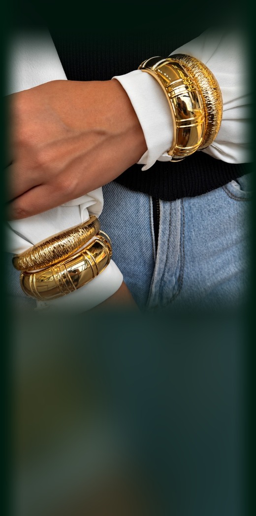 Modelo usando braceletes de ouro Cravo Dourado