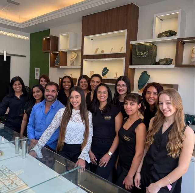 Equipe Cravo Dourado na loja, atrás do balcão com as semijoias
